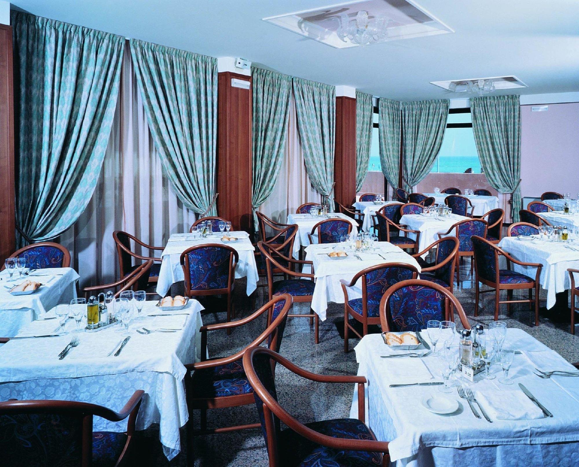 Hotel Rossini Песаро Ресторант снимка
