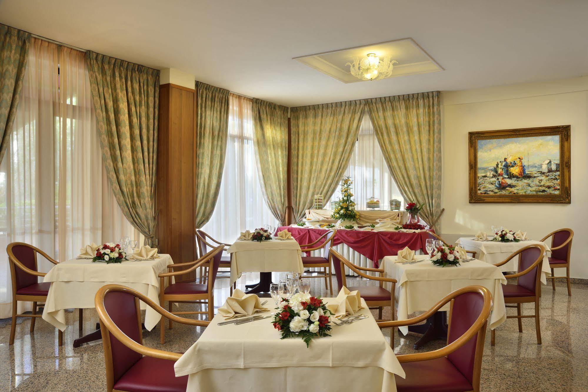 Hotel Rossini Песаро Екстериор снимка